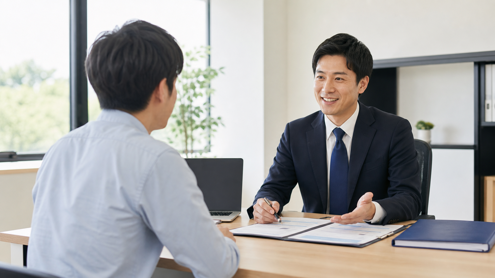 専門家に落ち着いて相談する家族のイメージ