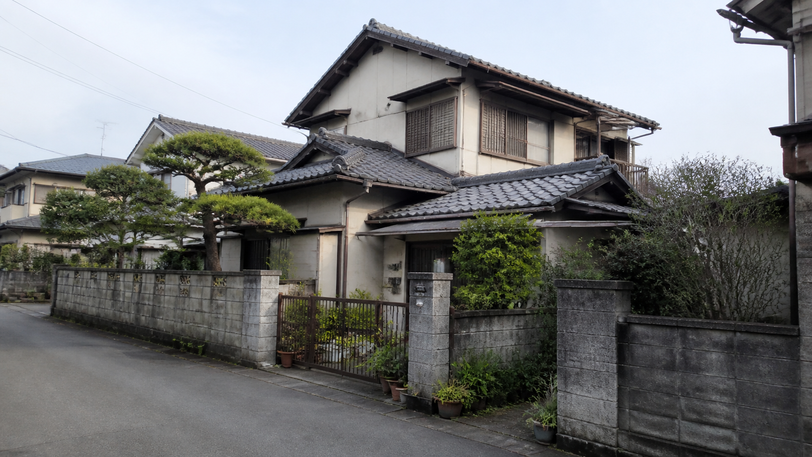 実家を解体するか売却するか慎重に検討するイメージ