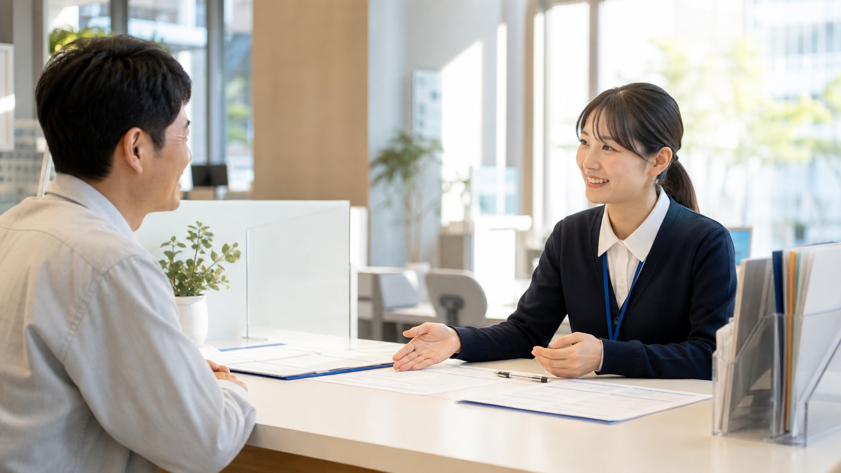 窓口で相談しながら相続登記の手続きを進める人のイメージ