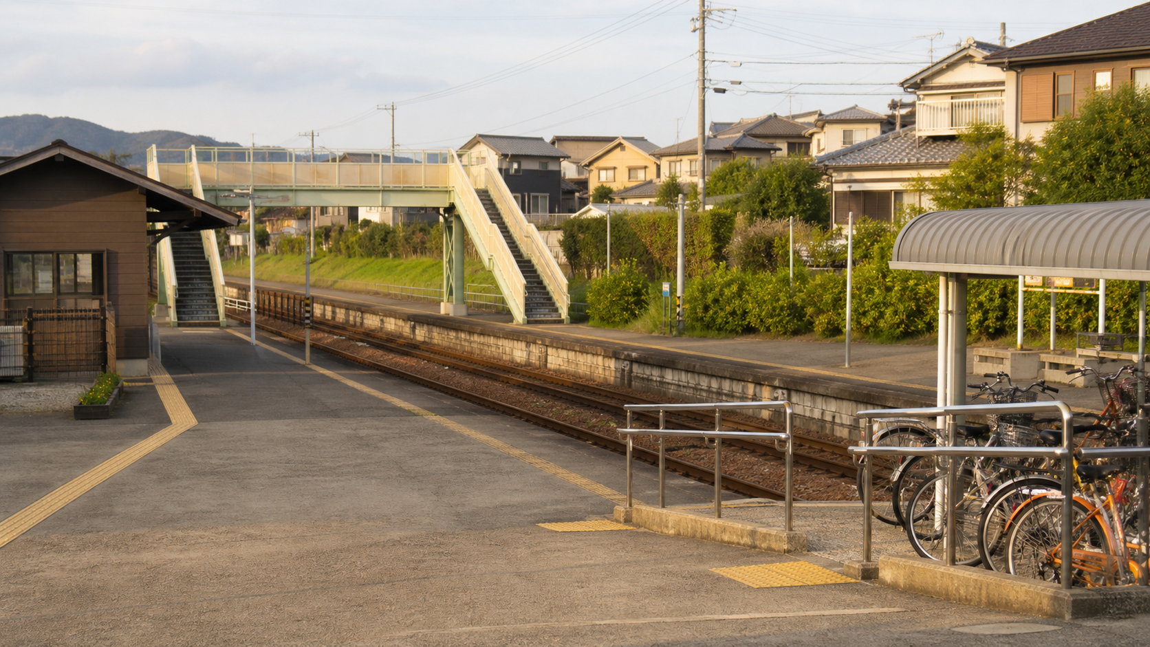 ローカル線の小さな駅前と静かな住宅街